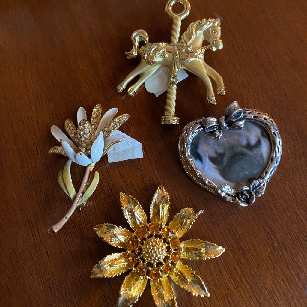 1125 Ea  4 Vintage Brooches 1125 Ea